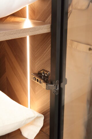 ארון דגם יהלום - 6 דלתות גוון שחור + תאורה