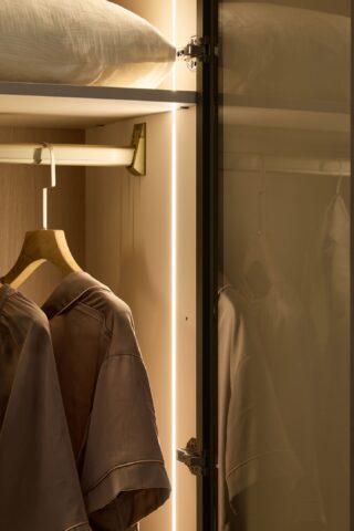 ארון דגם שירן - 6 דלתות סהרה גב בגוון עץ + תאורה