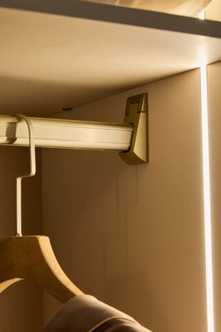 ארון דגם שירן - 6 דלתות סהרה גב בגוון עץ + תאורה