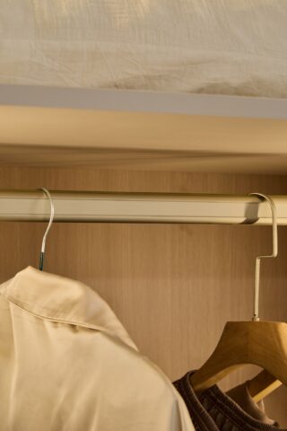 ארון דגם שירן - 6 דלתות סהרה גב בגוון עץ + תאורה