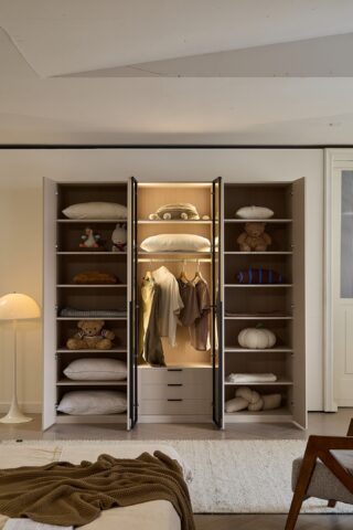 ארון דגם שירן - 6 דלתות סהרה גב בגוון עץ + תאורה