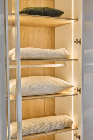 ארון דגם גלעד - 6 דלתות גוון שמנת + תאורה