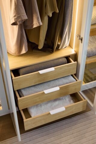 ארון דגם גלעד - 6 דלתות גוון שמנת + תאורה