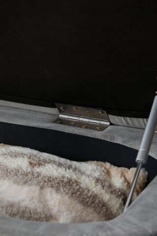 הדום מדריד בגוון אפור בד קטיפה