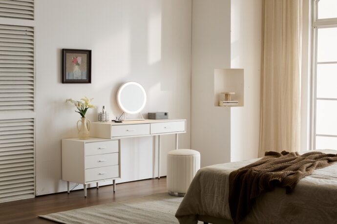 קומודה ומראה דגם רוז לבן