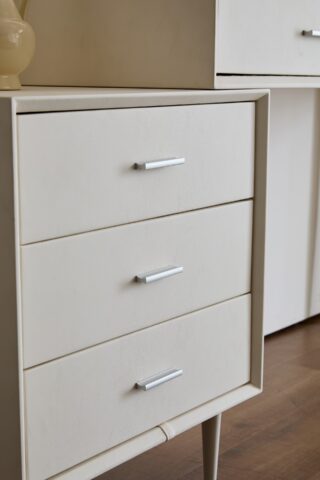 קומודה ומראה דגם רוז לבן