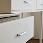 קומודה ומראה דגם רוז לבן