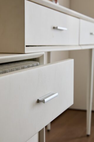 קומודה ומראה דגם רוז לבן