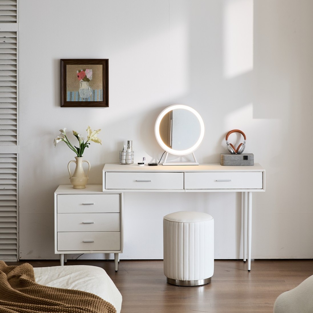 קומודה ומראה דגם רוז לבן