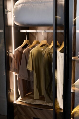 ארון דגם גלעד - 4 דלתות גוון שחור + תאורה