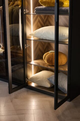 ארון דגם גלעד - 4 דלתות גוון שחור + תאורה