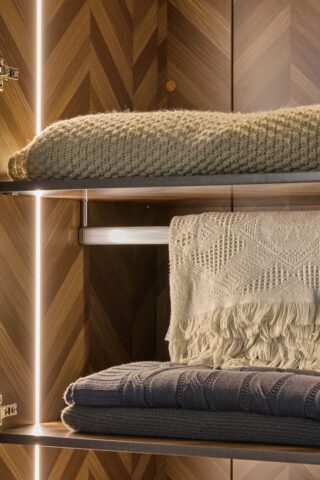 ארון דגם גלעד - 4 דלתות גוון שחור + תאורה