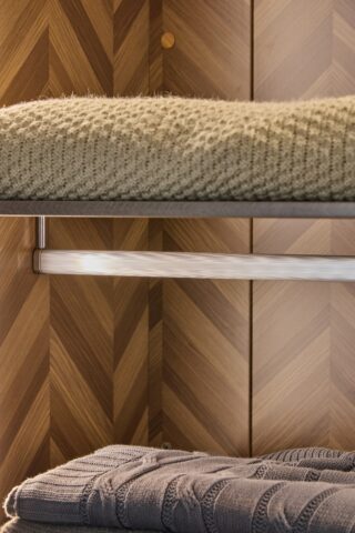 ארון דגם גלעד - 4 דלתות גוון שחור + תאורה