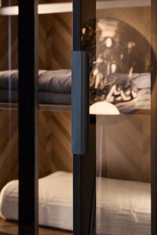 ארון דגם גלעד - 6 דלתות גוון שחור + תאורה