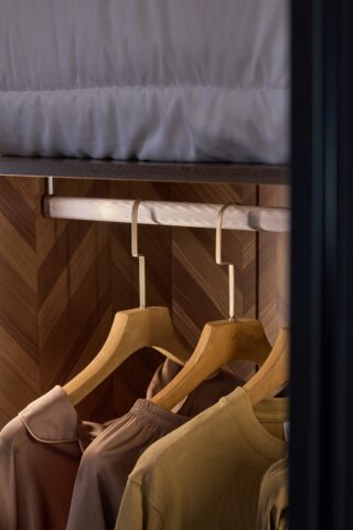 ארון דגם גלעד - 6 דלתות גוון שחור + תאורה