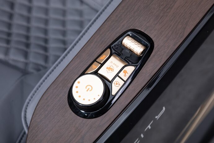 כורסת עיסוי M4