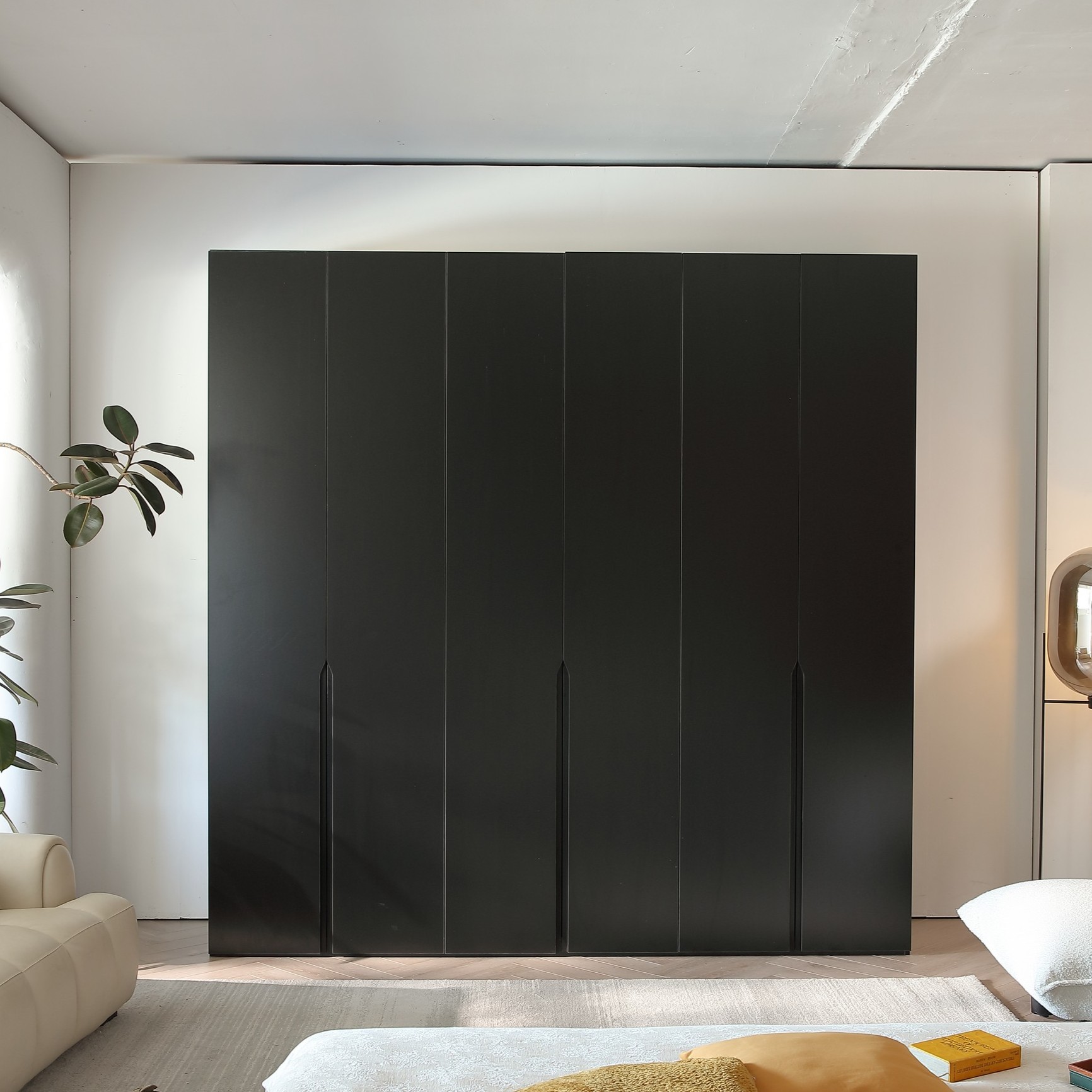 ארון דגם רן - 6 דלתות גוון שחור