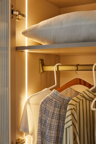 ארון דגם דניאל - 6 דלתות גוון סהרה + תאורה