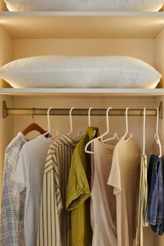 ארון דגם דניאל - 6 דלתות גוון שמנת + תאורה