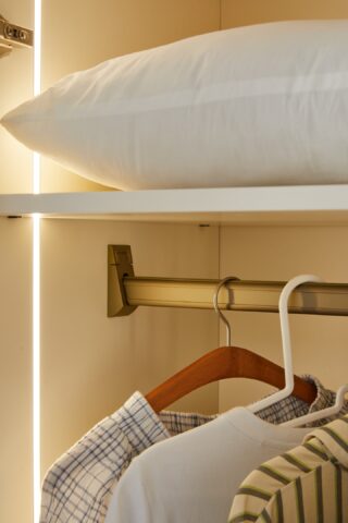 ארון דגם דניאל - 6 דלתות גוון שמנת + תאורה