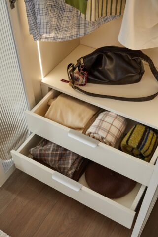 ארון דגם דניאל - 6 דלתות גוון שמנת + תאורה