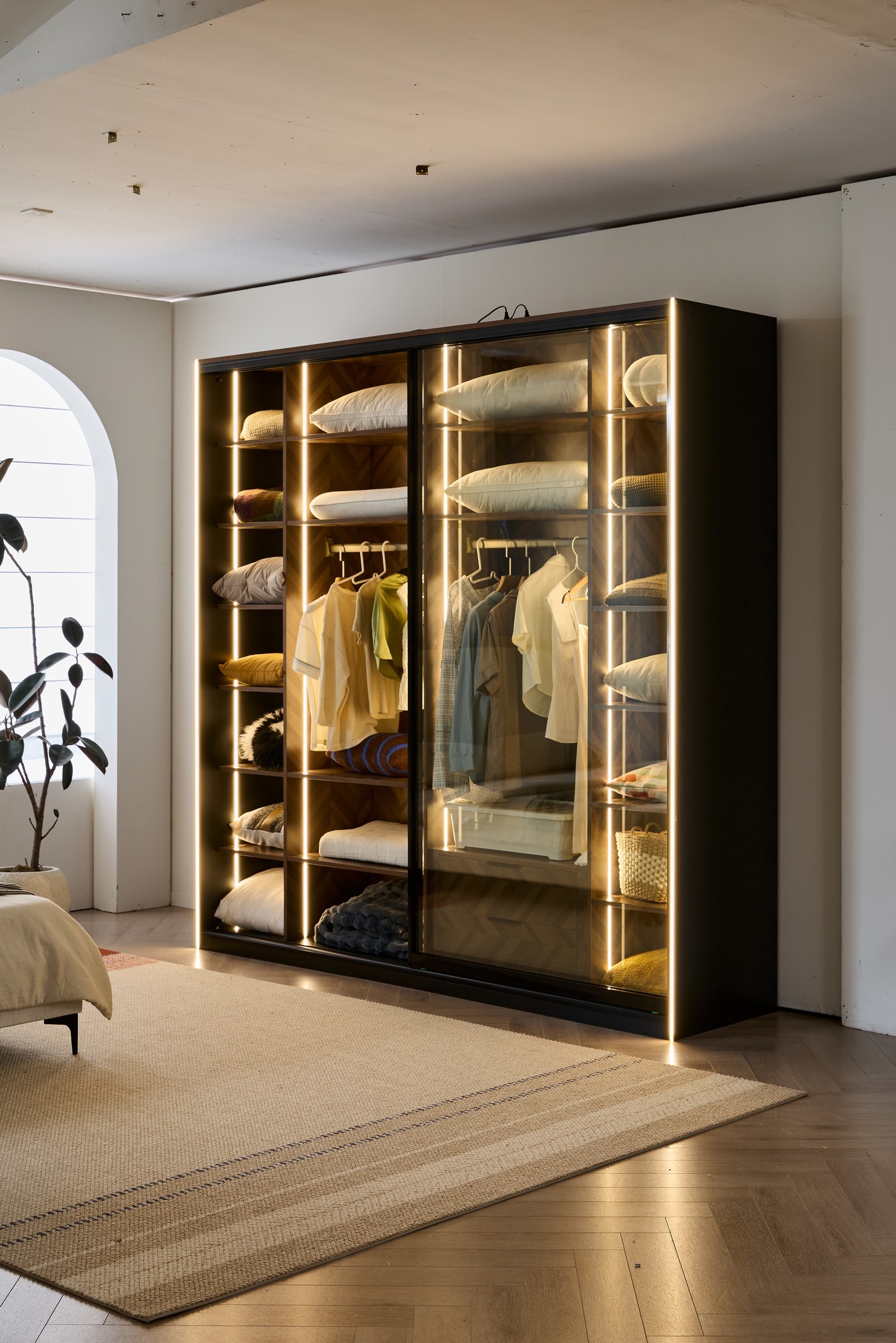 ארון הזזה דגם לין 2 דלתות בגוון שחור 240/240