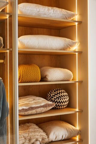 ארון הזזה דגם לין 2 דלתות בגוון שמנת 160/240