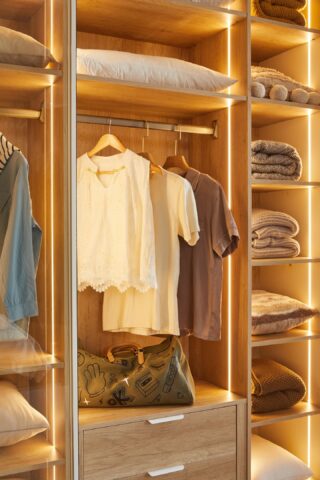 ארון הזזה דגם לין 2 דלתות בגוון שמנת 240/240