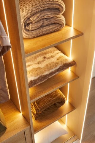 ארון הזזה דגם לין 2 דלתות בגוון שמנת 240/240