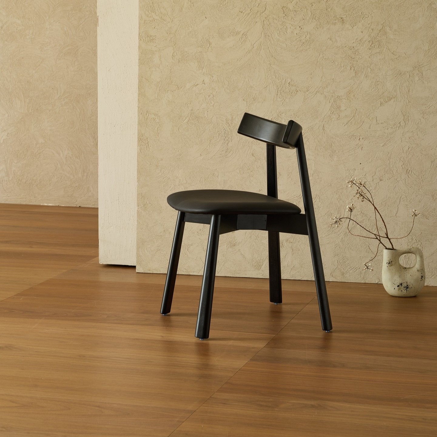 כיסא דגם ניל שחור