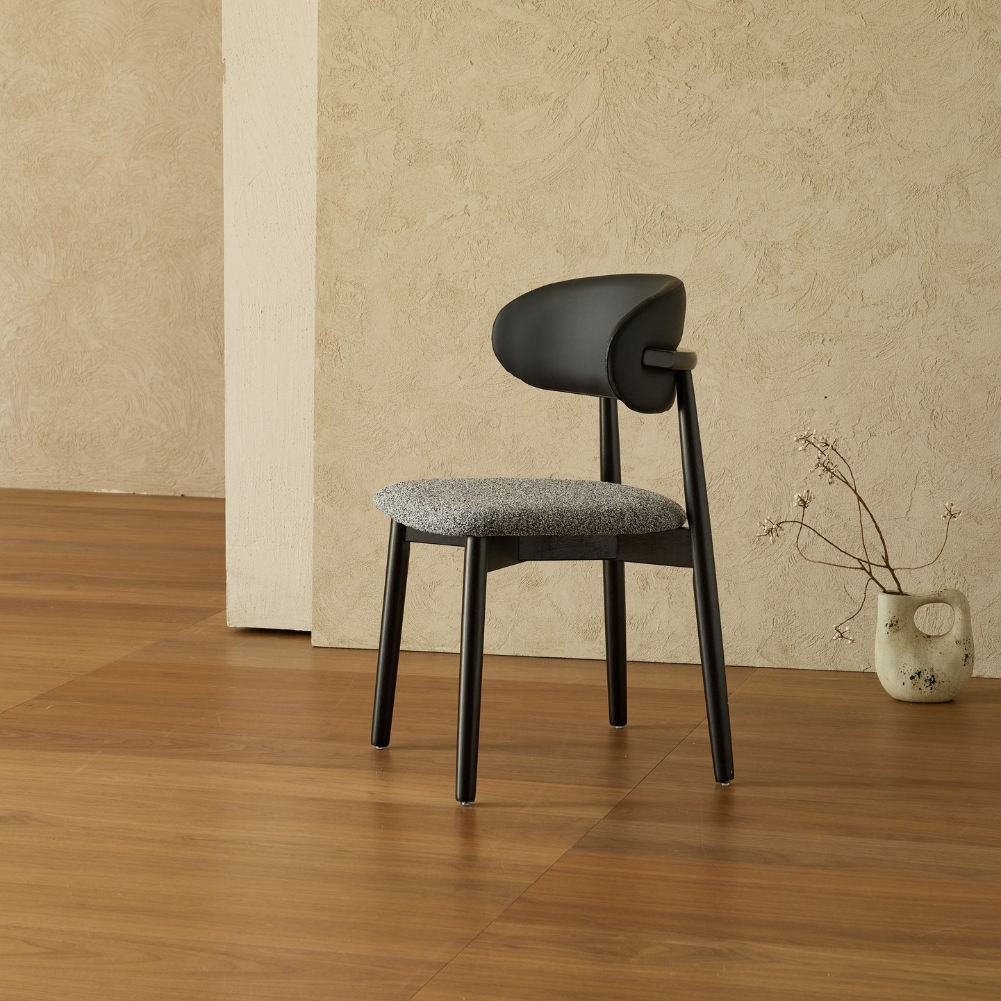 כיסא דגם מולה שחור