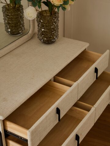 קומודה ומראה דגם סימפל שמנת