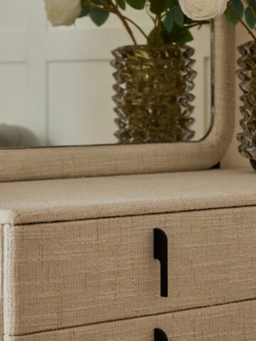 קומודה ומראה דגם סימפל שמנת