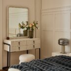 קומודה ומראה דגם סימפל שמנת