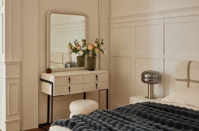 קומודה ומראה דגם סימפל שמנת