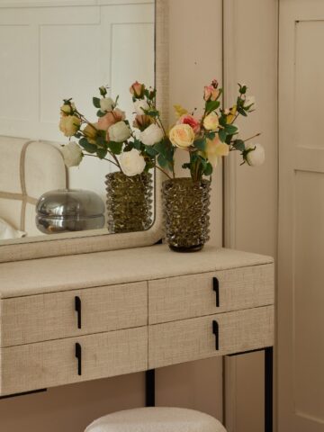 קומודה ומראה דגם סימפל שמנת