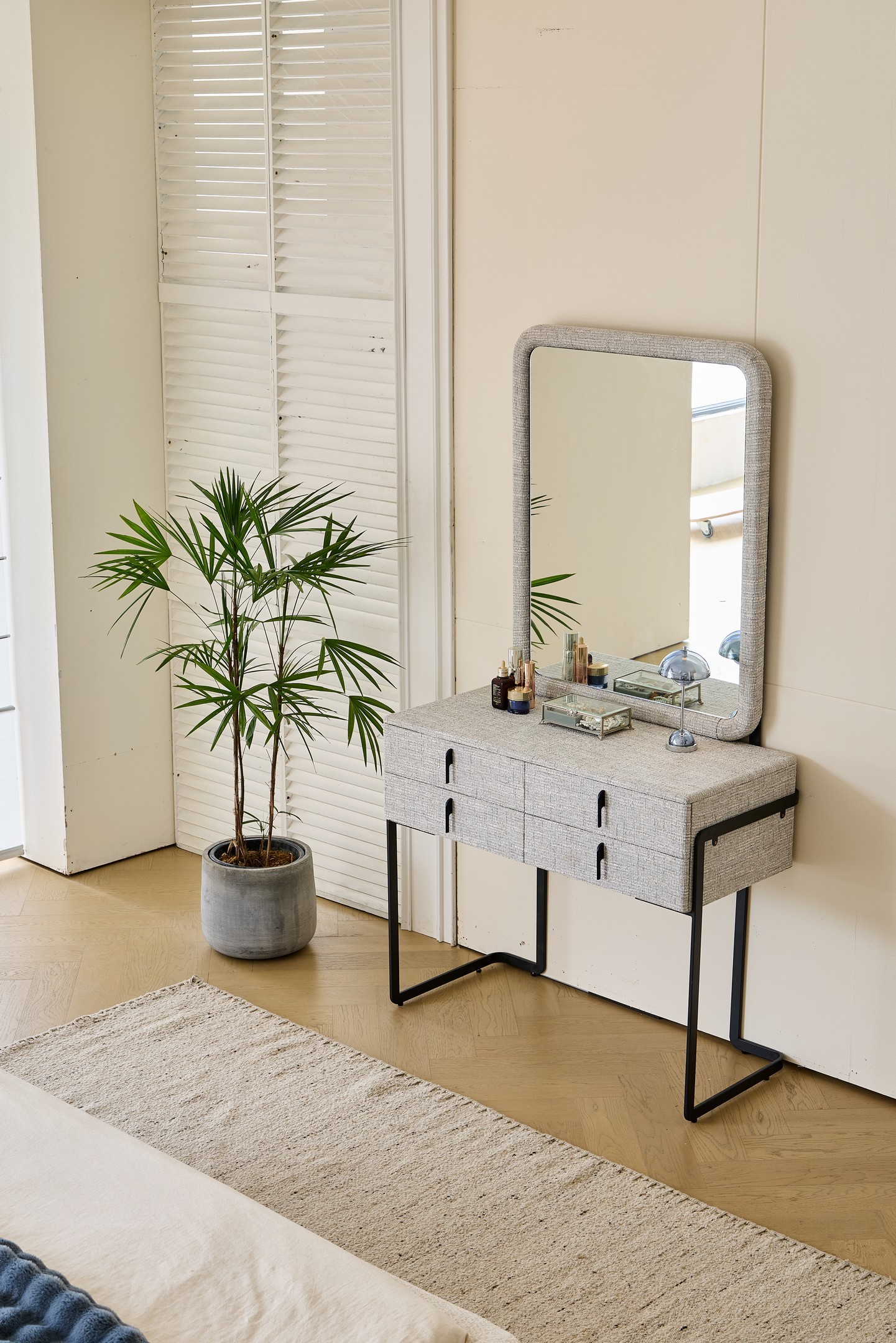 קומודה ומראה דגם פראג בגוון אפור