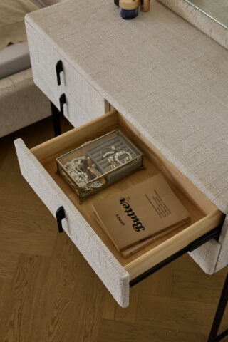 קומודה ומראה דגם פראג בגוון שמנת