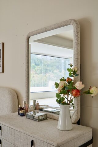 קומודה ומראה דגם פראג בגוון שמנת