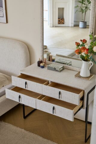 קומודה ומראה דגם פראג בגוון שמנת