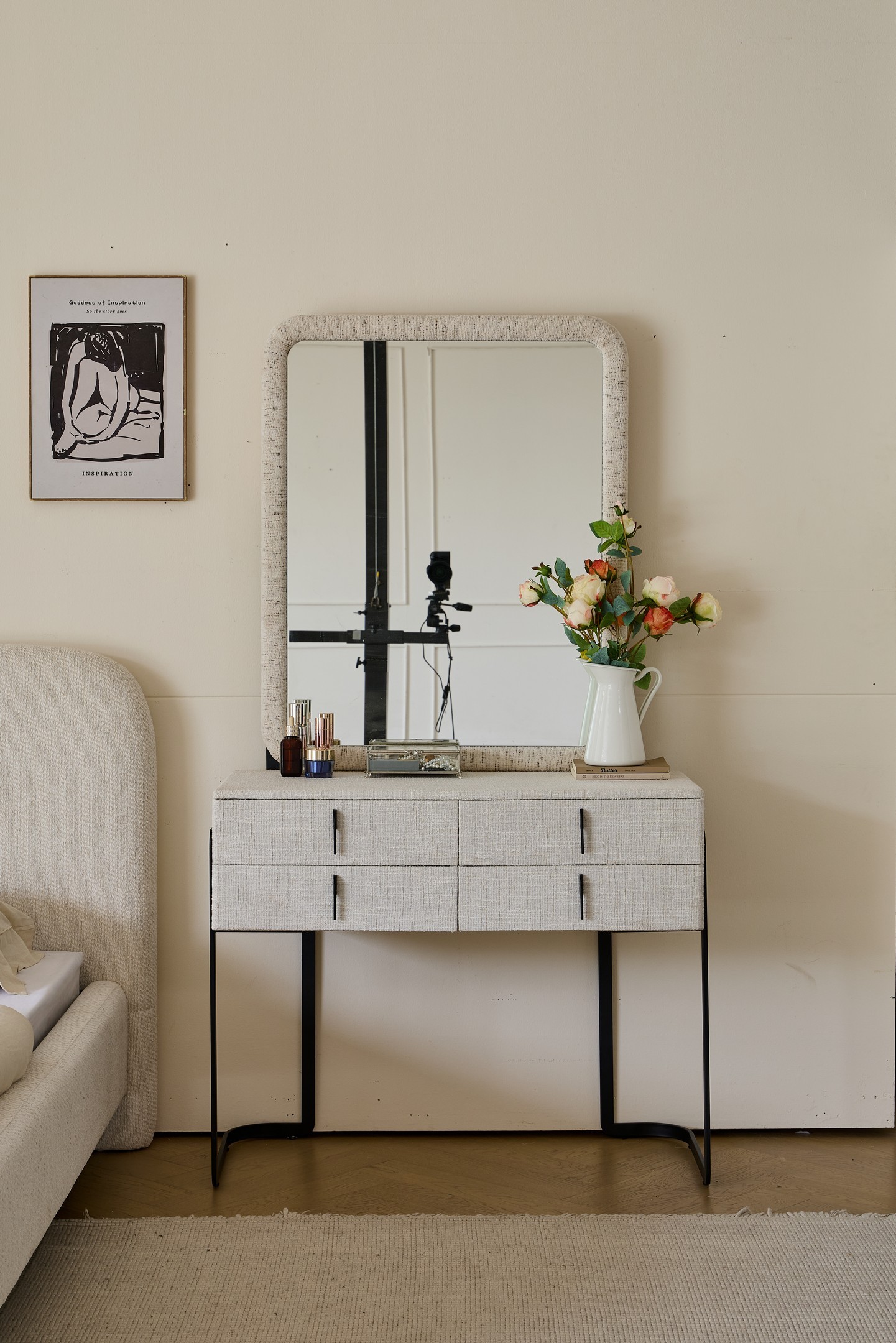 קומודה ומראה דגם פראג בגוון שמנת