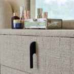 קומודה ומראה דגם פראג בגוון שמנת