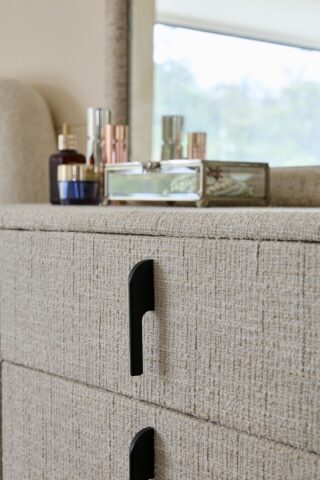 קומודה ומראה דגם פראג בגוון שמנת