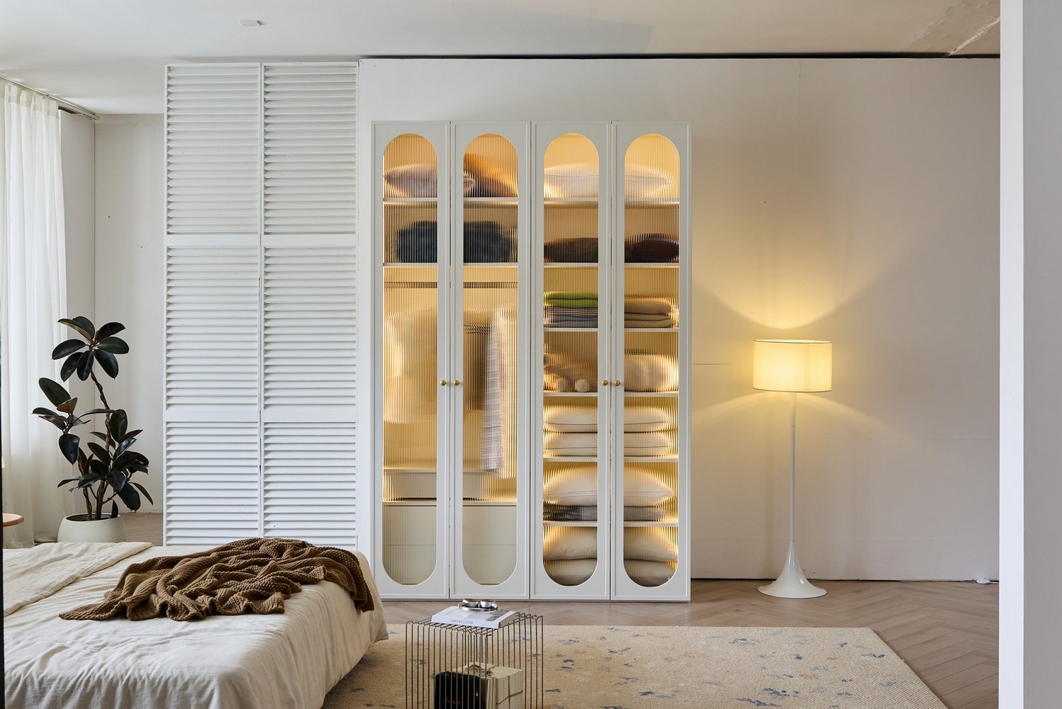 ארון דגם אגם 4 דלתות בגוון שמנת + תאורה