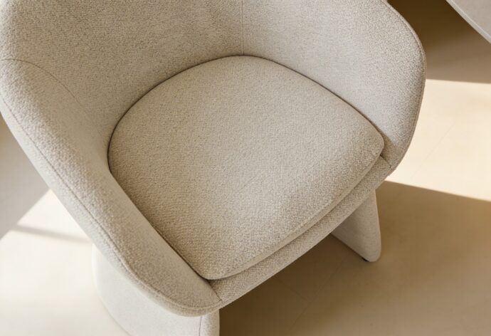 כיסא דגם שני בגוון שמנת