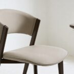 כיסא דגם רום דמוי עור בגוון אבן