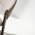 כיסא דגם רום דמוי עור בגוון אבן