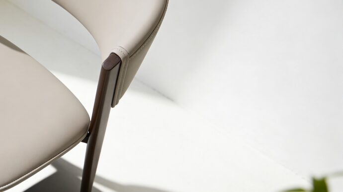 כיסא דגם רום דמוי עור בגוון אבן