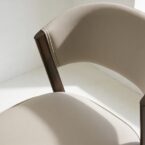 כיסא דגם רום דמוי עור בגוון אבן