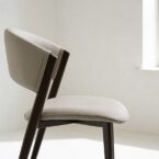 כיסא דגם רום דמוי עור בגוון אבן